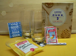 Sada pro domácí pokus s jedlou sodou a kyselinou citronovou.