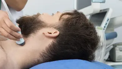 Ultrazvukové vyšetření krční tepny u pacienta na klinice.
