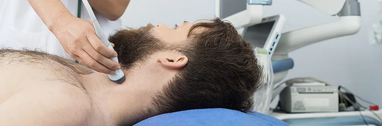 Ultrazvukové vyšetření krční tepny u pacienta na klinice.