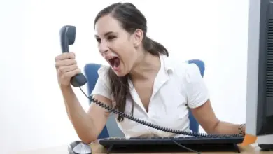 Zaměstnanec se rozčílí na telefonu při stížnosti.