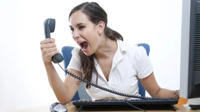 Zaměstnanec se rozčílí na telefonu při stížnosti.