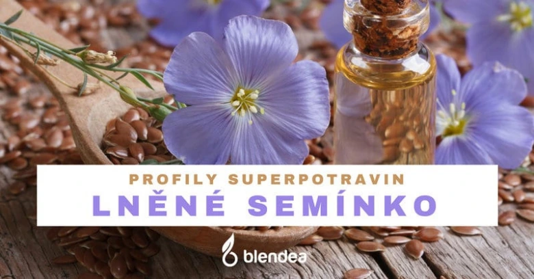Lněná semínka v lžíci s květy a olejem na dřevě.
