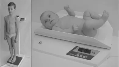 Děti na lékařské váze pro měření hmotnosti podle věku.