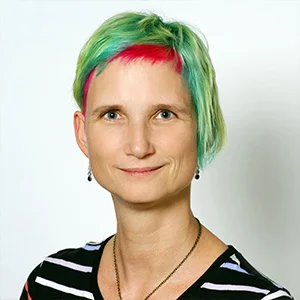 Portrét ženy s barevnými vlasy pro článek o koučování.