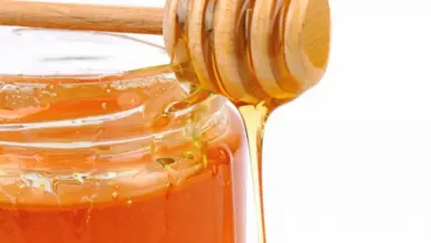Med tekoucí z medovky do sklenice ukazuje hustotu.
