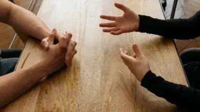 Dvě osoby sedící u stolu během rozhovoru o odmítnutí.