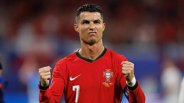 Cristiano Ronaldo v dresu Portugalska oslavuje na hřišti.