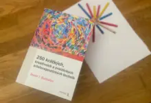 Kniha o technice arteterapie s barevnými tužkami na dřevě.