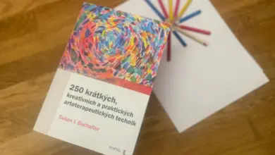 Kniha o technice arteterapie s barevnými tužkami na dřevě.