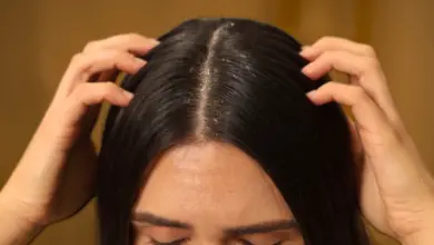 Žena s lupy na vlasech u dělení vlasů