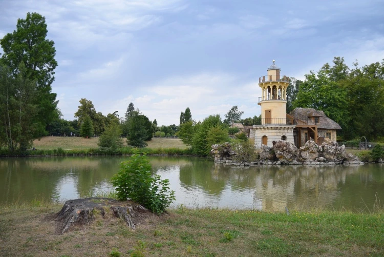 Historická pavilónová věž na ostrově v jezeře.