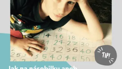 Dětský chlapec píše tabulku násobení na papíře.