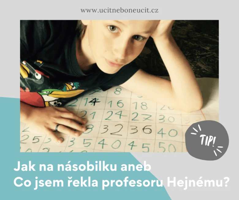 Dětský chlapec píše tabulku násobení na papíře.