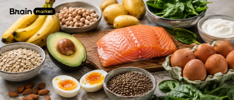 Různé potraviny bohaté na vitamín B jako losos a vejce.