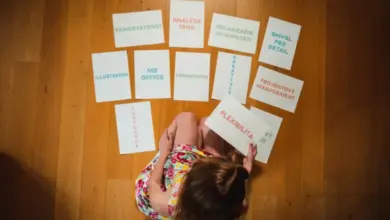Žena sedí na podlaze s kartami popisujícími klíčové dovednosti pro životopis.