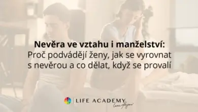 Muž a žena sedící odděleně v posteli s nápisem o nevěře.