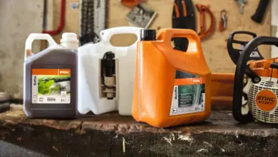 Nádrže na palivo značky STIHL a řetězová pila v dílně.