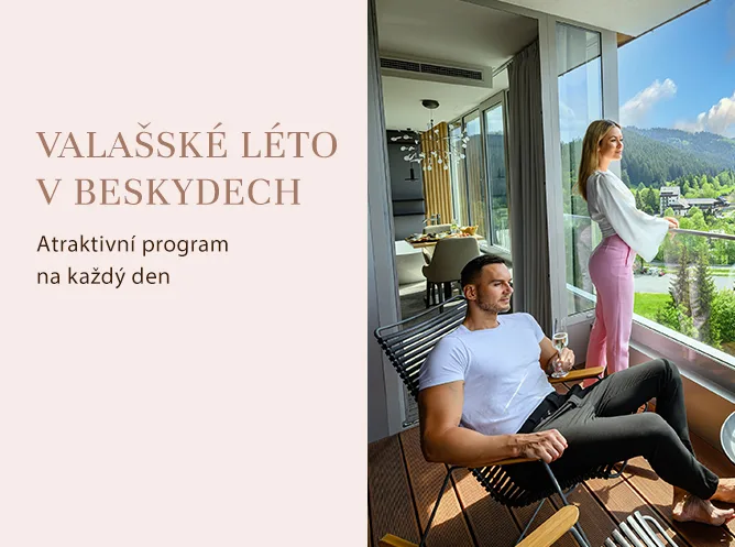 Muž sedí na balkóně s výhledem do Beskyd