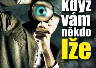 Muž s lupou hledá pravdu v české knize.