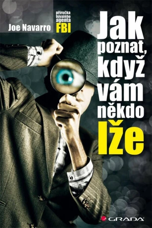Muž s lupou hledá pravdu v české knize.