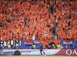 Nizozemští fanoušci v oranžovém na stadionu.