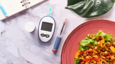 Glucometer s testováním cukru v krvi vedle zdravého salátu.