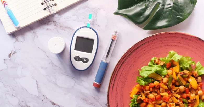 Glucometer s testováním cukru v krvi vedle zdravého salátu.