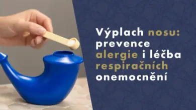 Ruka nalévá sůl do modrého zařízení na výplach nosu.