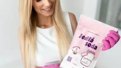 Žena drží balení jedlé sody pro čištění mastnoty z papíru.