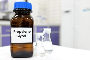 Fialová láhev s propylenglykolem na bílém stole v laboratoři.