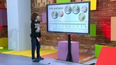 Dětský student u obrazovky s zlomky mléka a džusu pro matematiku.