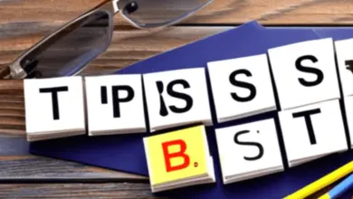 Studijní pomůcky s písmenky na dřevěném stole.