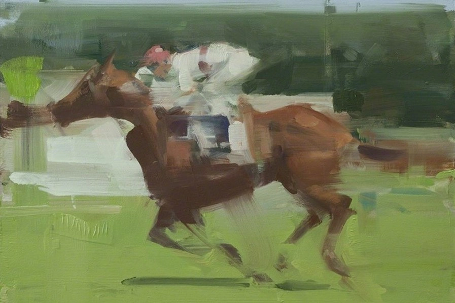 Kůň s jockeyem v běhu na zeleném drahách.