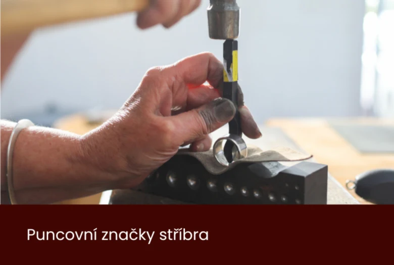 Ruční tlačená značka na stříbrném prstenu pomocí kladiva.