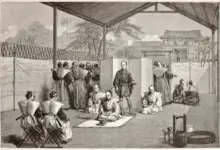 Japonská scéna rituálního sebevraždy seppuku s příslušníky a nástroji.