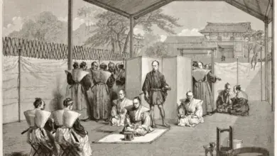 Japonská scéna rituálního sebevraždy seppuku s příslušníky a nástroji.