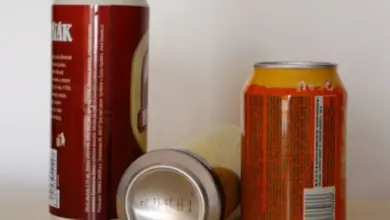 Tři hliníkové plechovky na neutrálním pozadí pro recyklaci.