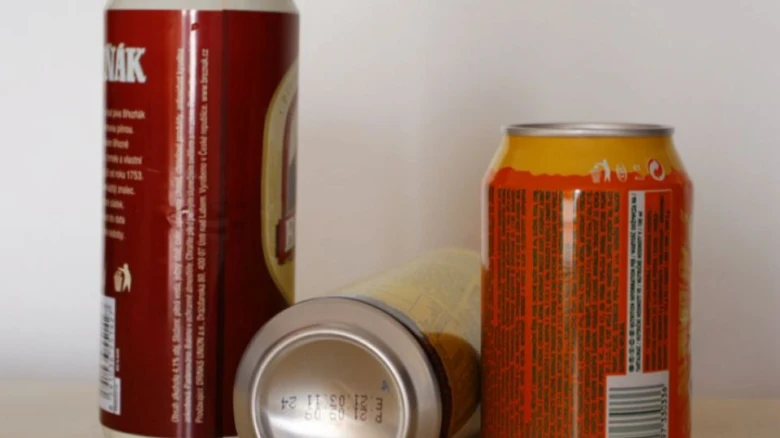 Tři hliníkové plechovky na neutrálním pozadí pro recyklaci.