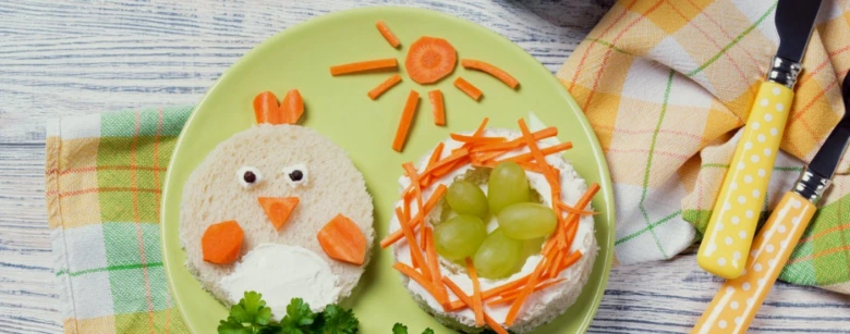 Kreativní jídlo pro jednoleté dítě s tvarovaným chlebem.