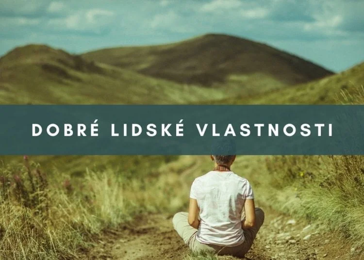 Muž sedí v přírodě s pohledem na kopce.