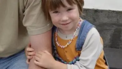 Malá dívka objímající dospělého v momentě lásky.