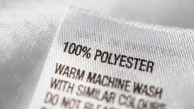 Bližší záběr na štítek s textem 100 % polyester.