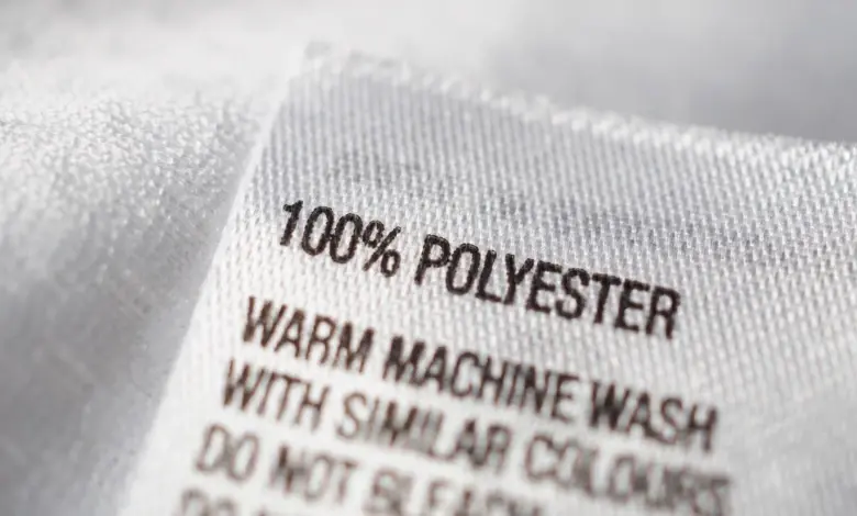Bližší záběr na štítek s textem 100 % polyester.