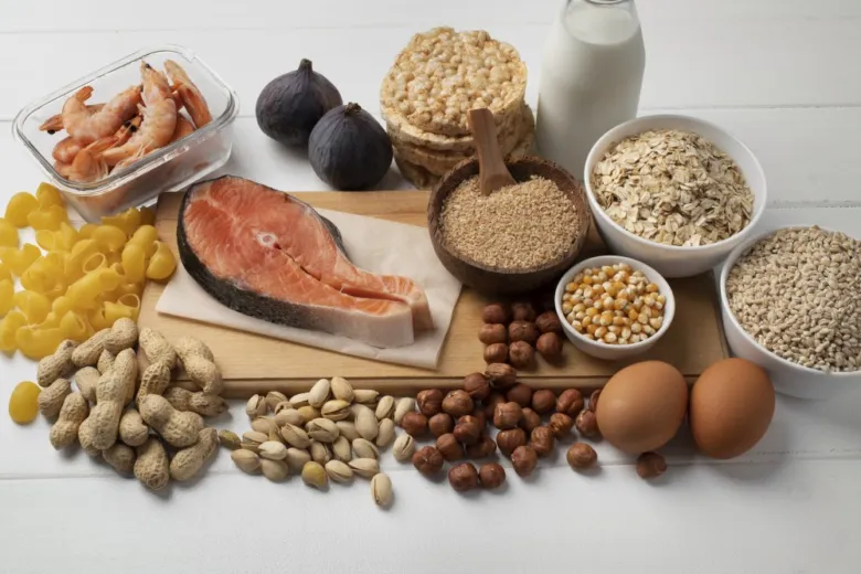 Různé potraviny bohaté na vitamín B rozložené na dřevěném prkénku.