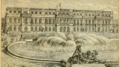Palác s fontánou na nádvoří, kde žila Marie Antoinetta.