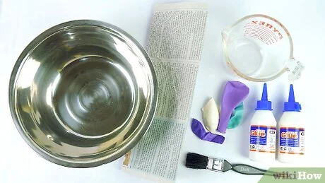 Nástroje pro výrobu papier mache: mísa, noviny, lepidlo a štětec.