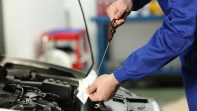 Mechanik kontroluje hladinu motorového oleje pomocí lžíce.