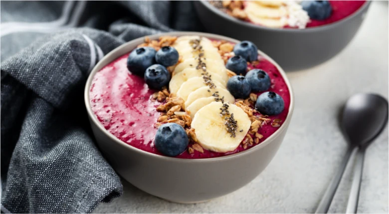 Mísa s ovocným smoothiem, banány a borůvkami jako večeře před spaním.