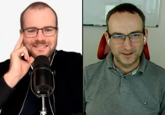 Dva muži v rozděleném záběru během videohovorů.