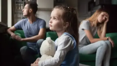 Smutná rodina s dítětem držícím medvěda po rozvodu.